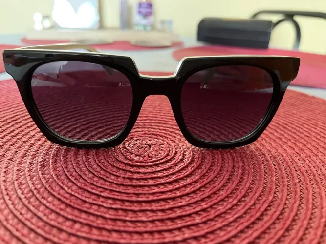 Vendo Óculos de Sol Modernos - Estilo e Proteção