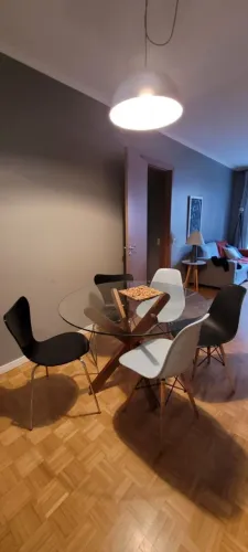 Mesa de vidro redonda com cavalete Tok Stok