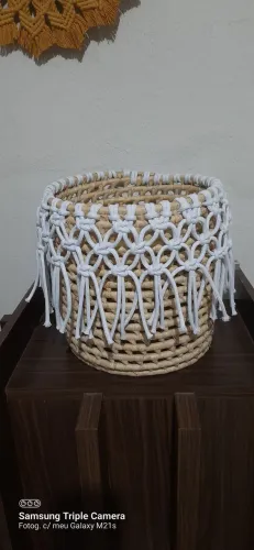Cesto de palha com macrame