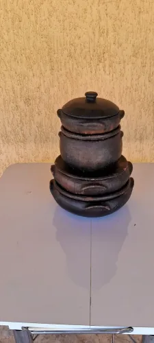 Conjunto de panelas c/tampa, travessas, pratos e copos de barro. Total: 15 peças .