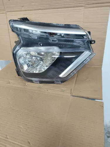 FAROL C3 2022/2024 lado direito original um detalhe mínimo de recuperação.