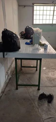 Mesa para manipulacao com painel de camara fria