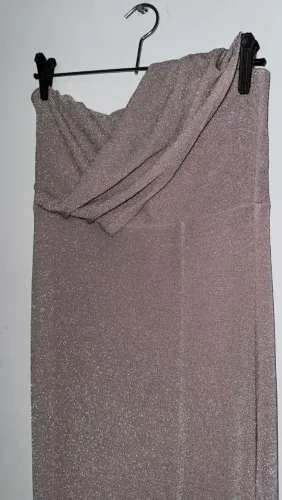 Vestido de festa rosê com brilho, tomara que caia longo com detalhes no ombro.