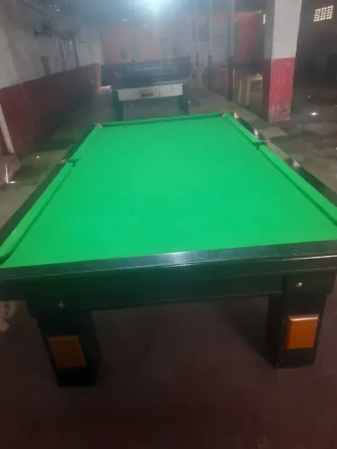 Vendo um sinuca com dois jogos de bolas , com 4 tacos e duas luminárias por 5500,00