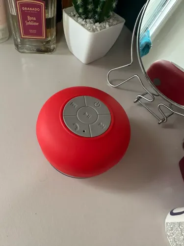 Caixinha de som resistente à água 