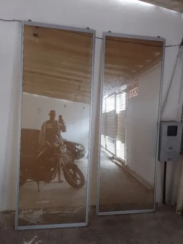 Vendo duas portas de vidro medindo 2,50 x 0,89 cada um com acabamento de alumínio