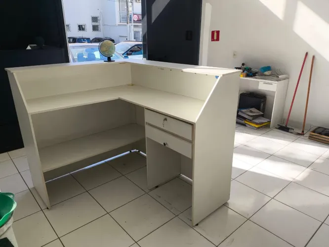 Balcão para loja com gaveta para guardar dinheiro e com chave
