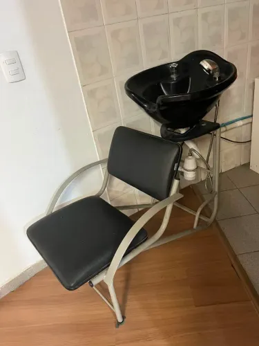 Lavatório e cadeiras