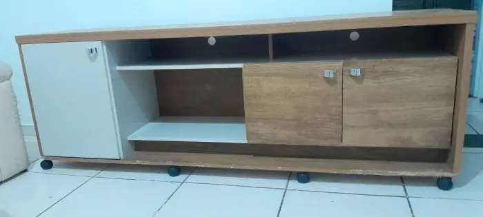 Rack para TV com rodízios funcionando perfeitamente, porta lateral, gavetas e nichos para