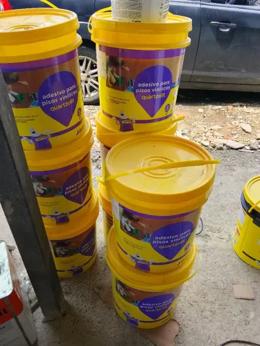 Está vendendo esses baldes d cola d piso vinílico.