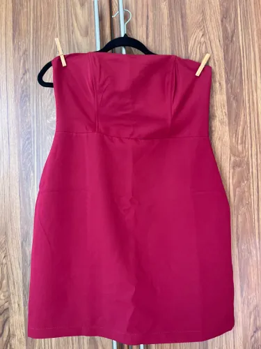 Vestido tomara que caia, com capa
