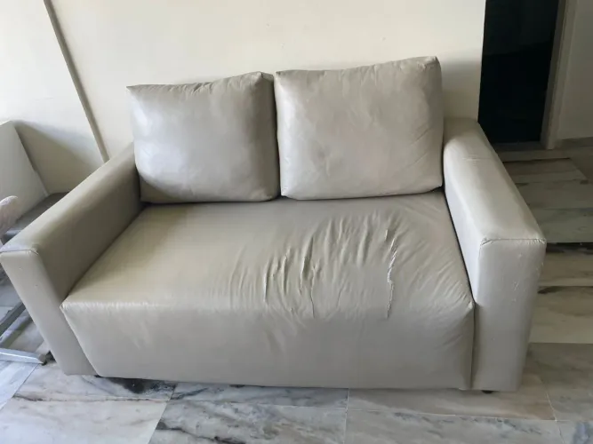 Sofá 2 lugares Muy Tok&Stok forrado cor clara 