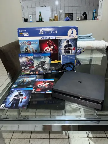 PS4 Slim 1 TB com 2 controles e 5 jogos + caixa