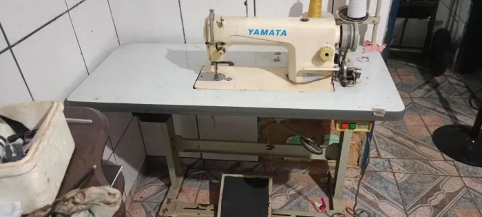 Máquina de Costura Reta Industrial Yamata FY8700 (No Estado / Para Revisar)