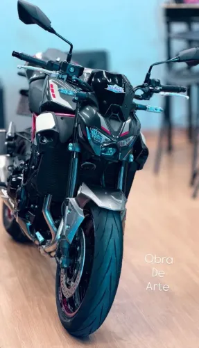 Kawasaki Z900 equipada.