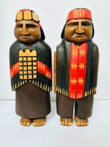 Escultura casal Chilenos Mapuche em Madeira e pintura 
