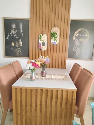Mesa com 4 cadeiras e painel.Semi novas