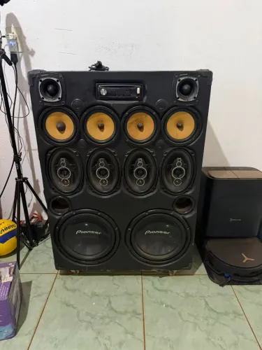 Caixa de som automotiva tipo paredão, com subwoofers Pioneer módulo Booster e fonte Usina.