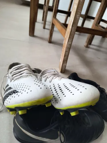 Chuteiras Adidas campo e Nike society