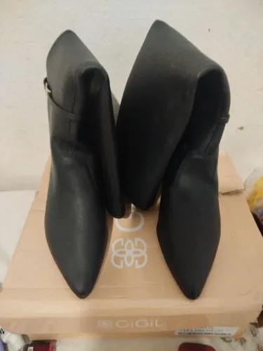 Vendo essa bota nunca usada vou vender porque não deu número 36 37 