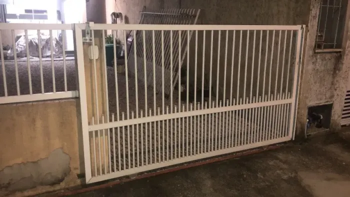 Portão e grade com lixeira de alumínio branco