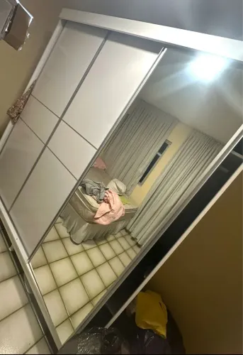 Vendo guarda roupas com espelho 500,00