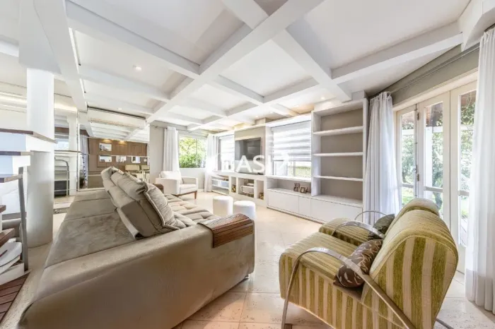CASA COM QUINTAL À VENDA (QUATRO SUÍTES E QUATRO VAGAS DE GARAGEM PRÓXIMO AO SHOPPING JOCK