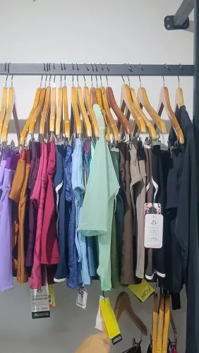 Cabides em madeira com presilhas