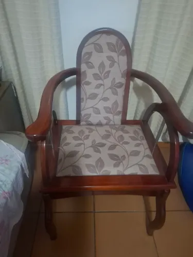 Poltrona estofada em madeira laqueada