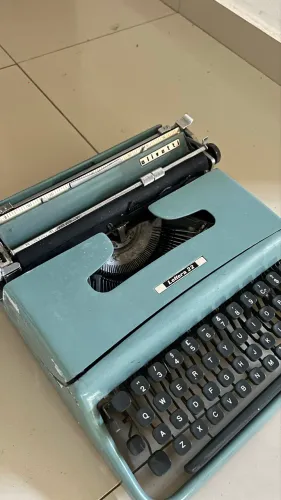 Máquina de escrever OLIVETTI LETTERA 22