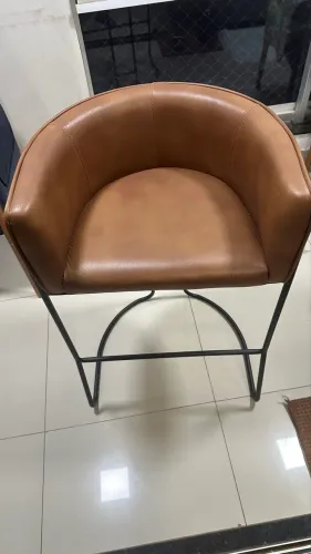 Poltronas estilo bistrô em couro elegante