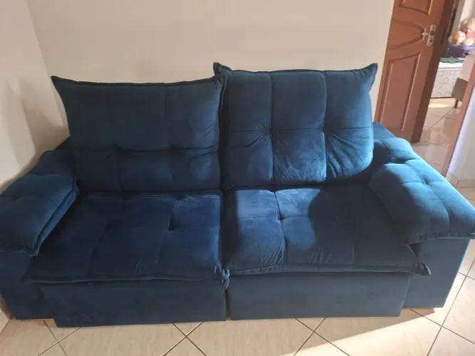 Vende-se sofá azul em suede semi novo 
