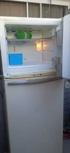 Geladeira Brastemp Frost Free 380 litros até gela mas não congela não sei o motivo