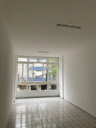 ALugo sala livinga na quadra da praia em Ponta da Praia / Santos sp