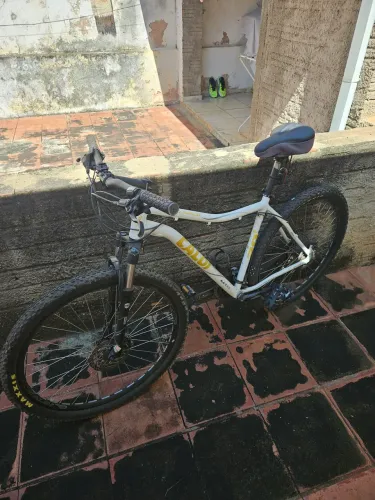 Vendo Bike Aro 29 Caloi, 27 marchas, câmbio Shimano Deore.