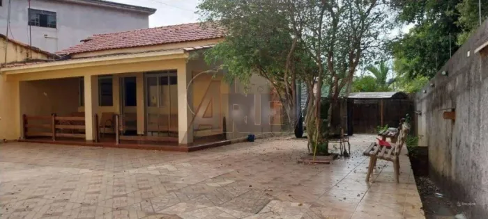 Casa à Venda no Bairro Carmelo - 3 Quartos / 1 Suíte / 351 m² de Terreno