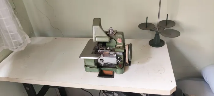 Máquina de costura overloque