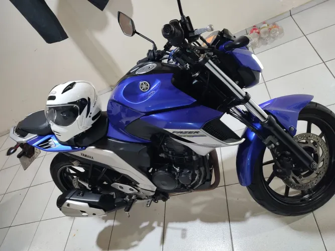 Moto fz25