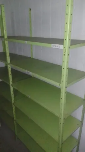 Estantes de aço