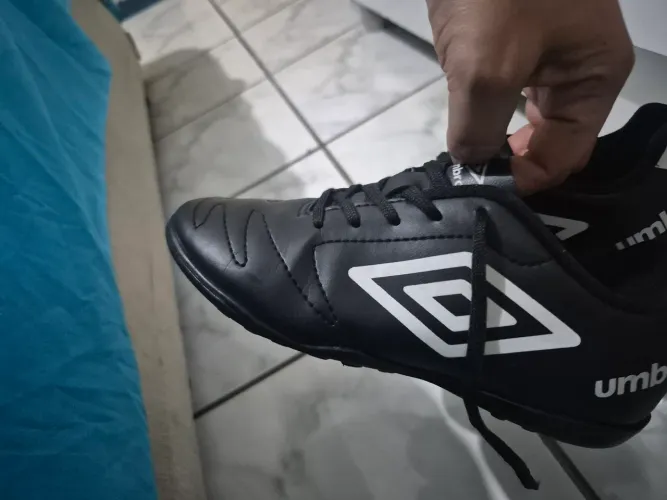 Chuteira umbro usada 3 vezes