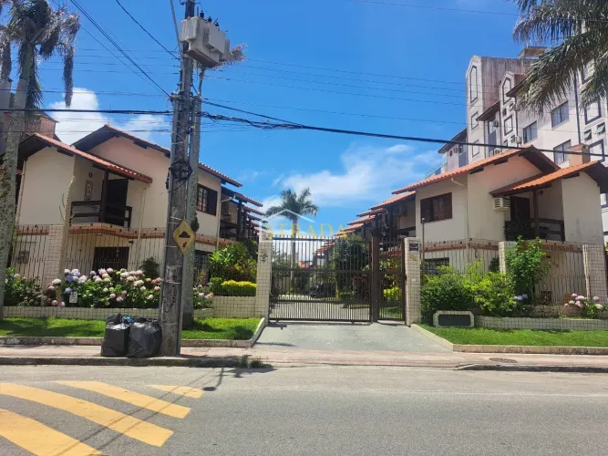 Sobrado a uma quadra da praia dos Ingleses.