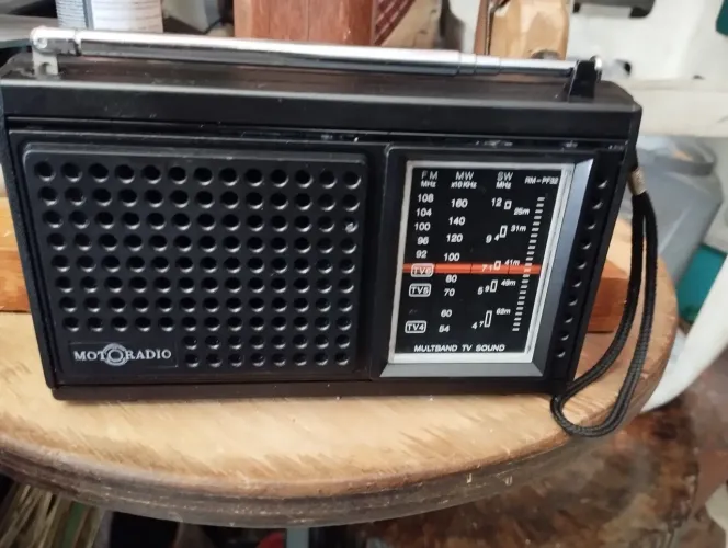 Motoradio antigo AM FM, 3 faixas, funcionando.