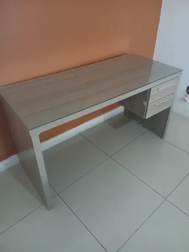 Escrivaninha com tampo de vidro 