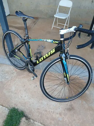 Bike speed lotus shimano claris grupo fechado 16v semi nova selim carbono