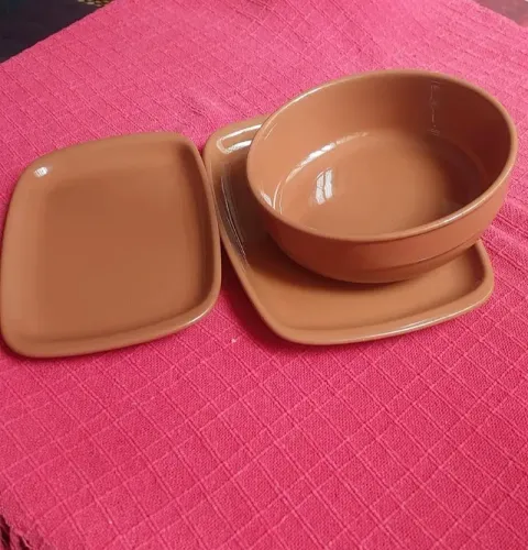 Três travessas em cerâmica esmaltada.