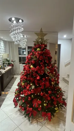Árvore de Natal Brunswick Spruce 2,10m Completa com Enfeites e Pisca-Pisca