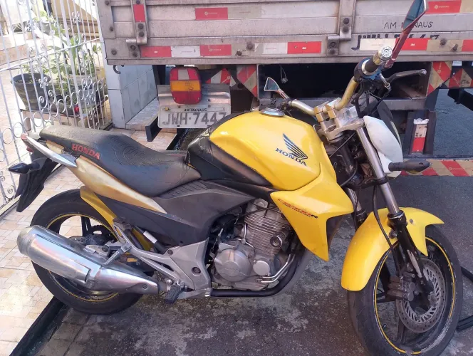 Vende-se  CB300 2013 toda em dia, bem conservada, contato WhatsApp *37 