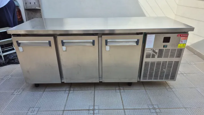 Geladeira industrial horizontal de 3 portas - Alfatec