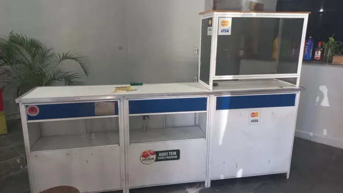  Vendo Balcão com 9 gavetas sendo que uma é  para o caixa da loja, 
