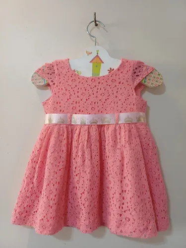 Vestido de bebê de renda rosa Teddy Boom da Renner.